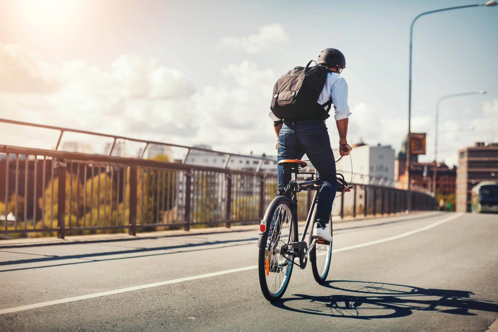 Cyklist på en bro